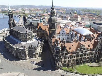 La catedral de la Santísima Trinidad (Hofkirche) y el palacio Real (Residenzschloss) de Dresde, a la orilla del Elba.