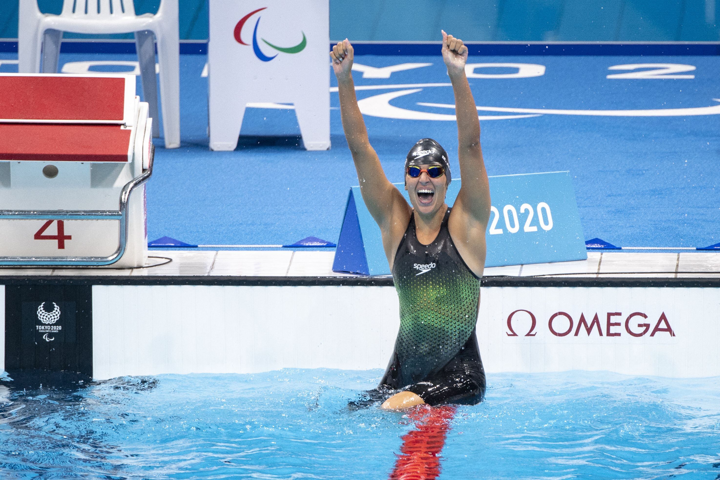 Michelle Alonso celebra su oro y su récord del mundo en los 100 braza SB14 de los Juegos Paralímpicos de Tokio.