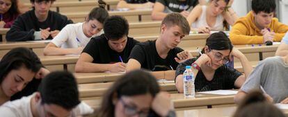 Estudiantes realizando un examen en la Universidad de Sevilla en agosto de 2019.