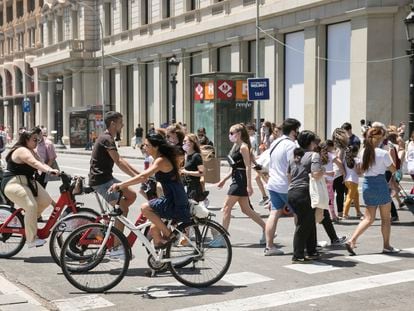 Bicicletas en la Plaza de Cataluña, que carece de carril bici, en junio.