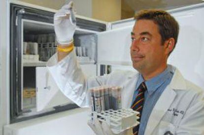 Un investigador de la Universidad de Indiana con muestras de sangre para estudiar el suicidio.
