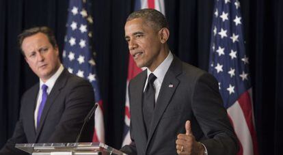 Obama (d), presidente de EE UU, y Cameron, primer ministro brit&aacute;nico, este jueves en una rueda de prensa conjunta en Bruselas.