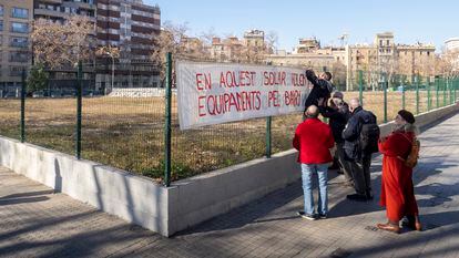 Los vecinos de los barrios de Ciutat Vella, durante la protesta para exigir que se de uso ciudadano al solar de los antiguos juzgados del paseo de Lluís Companys, este domingo.
