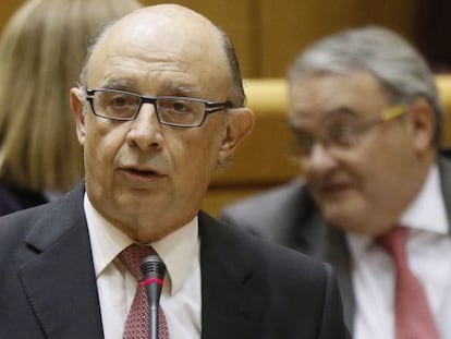 El ministro de Hacienda, Crist&oacute;bal Montoro, responde a una pregunta en el pleno del Senado durante la primera sesi&oacute;n de control al Gobierno de la doud&eacute;cima legislatura. 