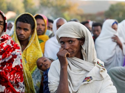 Una mujer hace fila para recibir donaciones de alimentos en la escuela primaria de Tsehaye, que se convirtió en un refugio temporal para personas desplazadas por el conflicto, en la ciudad de Shire, en Tigray, Etiopía.