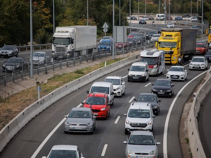 Atasco en la autovía A-3 en Madrid, el viernes durante la operación salida por el puente de Todos los Santos.