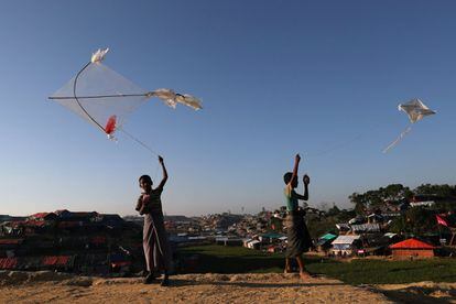 Dos niños rohingya vuelan cometas en un campo de refugiados de Cox's Bazar (Bangladés).