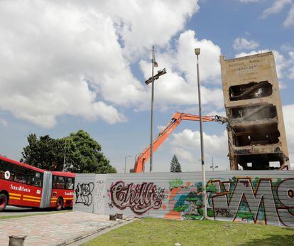Maquinaria de construcción trabaja en la demolición del Monumento a Héroes en Bogotá.