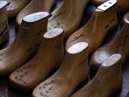 Los prototipos de los moldes de zapatos son fabricados a mano.