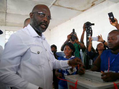 El candidato presidencial y exfutbolista George Weah vota este martes en las presidenciales de Liberia.