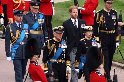 Guillermo, Carlos y Enrique, durante el funeral de la reina Isabel II de Inglaterra, el 19 de septiembre de 2022 en Londres.