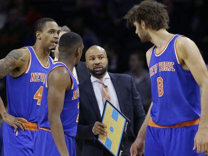 Fisher, habla con varios jugadores de los Knicks.