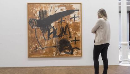 L'obra 'Daga', del 1988, rep els visitants a la Fundació Tàpies.