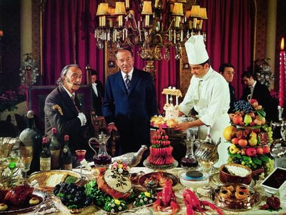 Una imagen del libro 'Dalí. Les dîners de Gala', en la que se ve a la izquierda al pintor catalán.