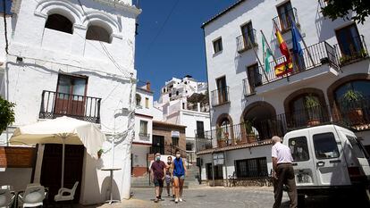 Vecinos en una calle de Canillas de Aceituno (Málaga).