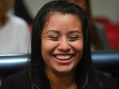 Evelyn Hernández reacciona tras escuchar el fallo de un juez que la absolvió tras ser juzgada por homicidio agravado en El Salvador.