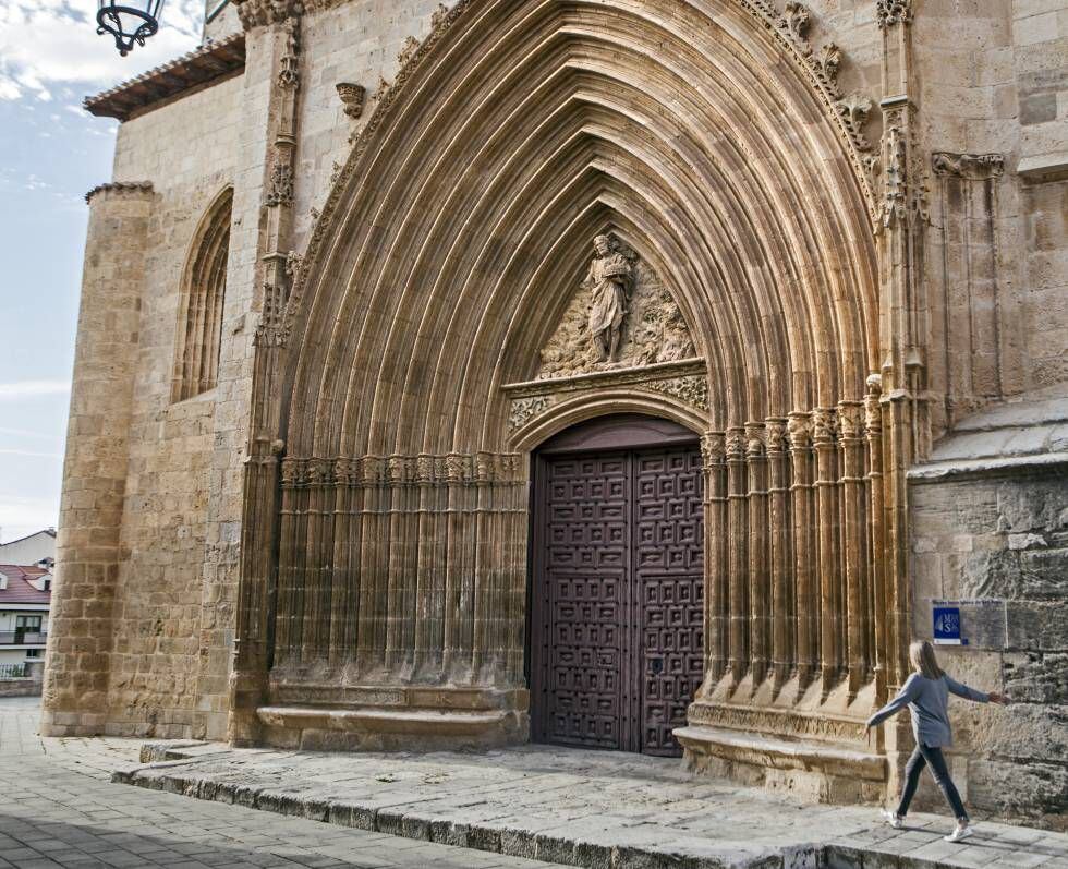 La portada gótica de la iglesia de San Juan, actual Museo de Arte Sacro, en Aranda de Duero (Burgos). 