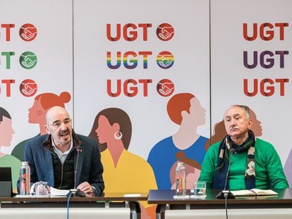 El secretario general y el vicesecretario general de Política de UGT, Pepe Álvarez, y el vicesecretario general de Política Sindical, Fernando Luján, este viernes en Madrid.