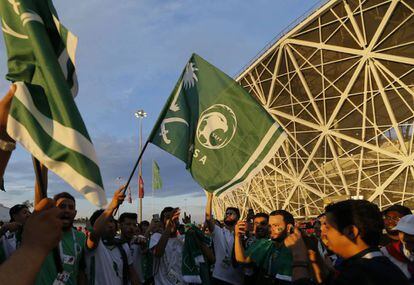 Los hinchas de Arabia, después del triunfo en el Volgogrado Arena.