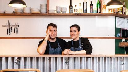 Nicola Drago y Anna Pla, propietarios de Contracorrent Bar, en la barra de su restaurante y bar de vinos.