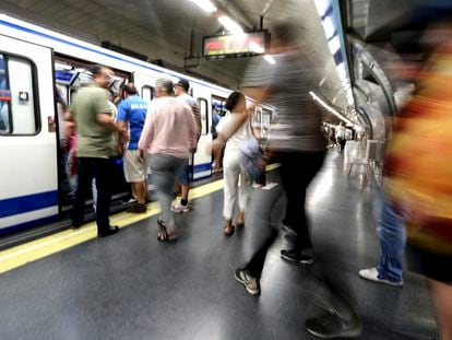 Varias personas esperan el Metro en la estación de Atocha.