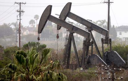 An oil extraction facility, last March, near Los Angeles (California).