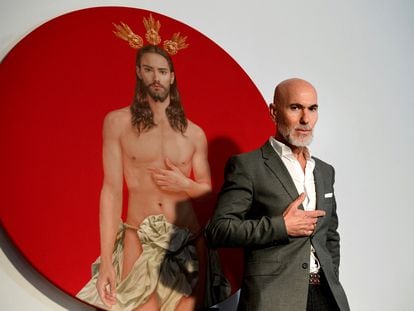 El artista Salustiano García posa junto a su pintura del póster oficial de la Semana Santa de Sevilla de 2024.