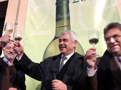 Maragall, en el centro, brinda con cava junto al consejero Siurana (derecha) y el enólogo Peredada.