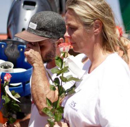 Los trabajadores de MSF y SOS Méditerranée recuerdan a las víctimas y depositan rosas en el mar en su memoria.