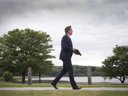 El primer ministro británico, David Cameron, tras una rueda de prensa ofrecida en el marco de la Cumbre del G8 que se celebra en Lough Erne en Irlanda del Norte, 18 de junio de 2013. Los líderes del G8 se comprometieron a intensificar la lucha contra el lavado de dinero y las