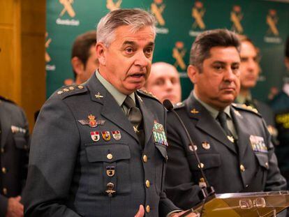 A la izquierda, el coronel Manuel Sánchez Corbí, en la rueda de prensa en la que informó de la resolución del caso de Diana Quer.