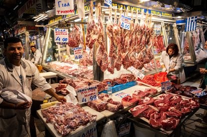 Un puesto de carne en el Mercado Central de Atenas.