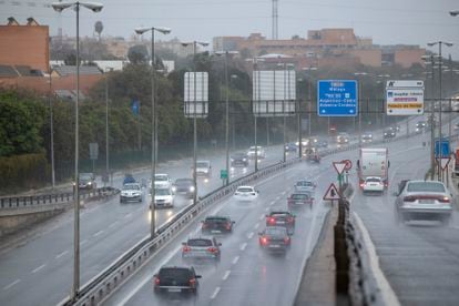 Several cars circulate in the rain in Seville, this Saturday.