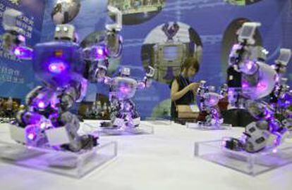 Robots hacen una demostración de baile durante una feria comercial. EFE/Archivo