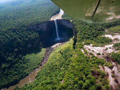 Para contemplar las cataratas Kaieteur, en el interior de Guyana, se puede contratar un vuelo chárter desde la capital, Georgetown, o en un viaje épico de varios días por tierra que comibna microbuses, barcos y caminatas.