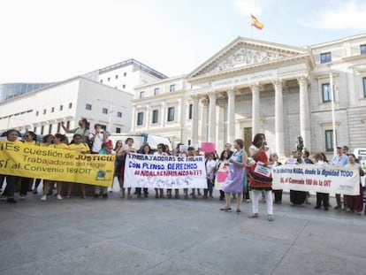 Protesta de empleadas del hogar frente al Congreso de los Diputados en Madrid. 