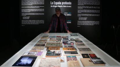 El videocreador Isa&iacute;as Gri&ntilde;olo en la sala expositiva Multiverso de la Fundaci&oacute;n BBVA.