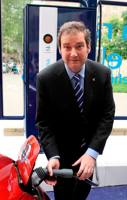 El alcalde de Barcelona, Jordi Hereu, durante la inauguración esta mañana el primer punto de recarga rapida de España para coches eléctricos instalado en una gasolinera por la empresa Cepsa y Endesa.