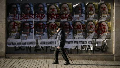 Un vecino de Camp de l&#039;Arpa pasea junto a unos carteles electorales.