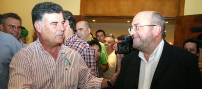 El diputado a Cortes y exconsejero de Empleo José Antonio Viera (izquierda) saluda en 2004 al diputado andaluz José Caballos.