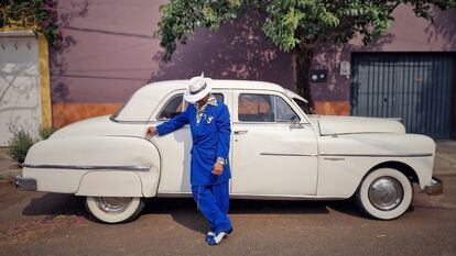 Pachuco Nereidas posa con su espectacular Dodge blanco de 1950.