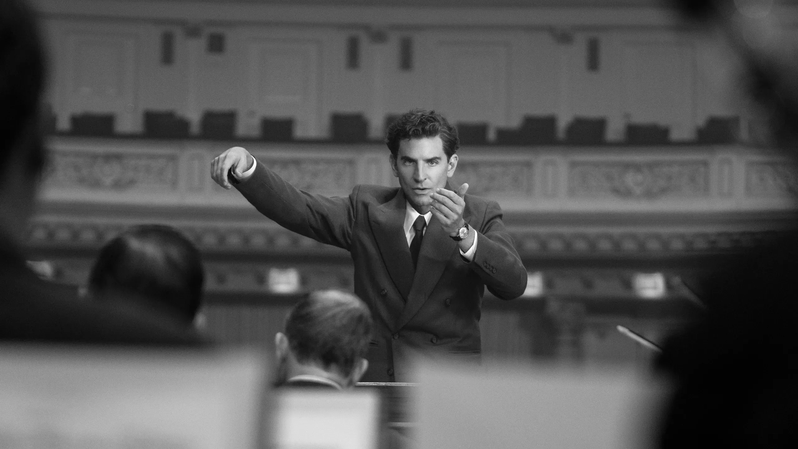 Bradley Cooper, en la piel de Leonard Bernstein, en un fotograma de 'Maestro'.