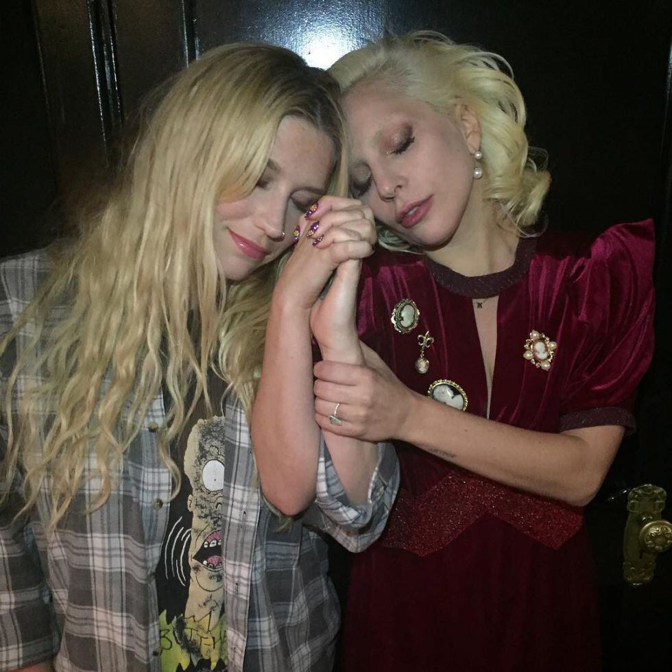 Kesha con Lady Gaga, una de las artistas que más le está apoyando.