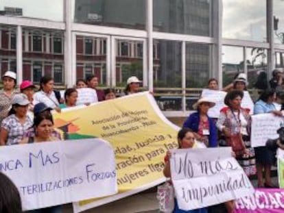 Víctimas de esterilizaciones forzadas protestan en el Ministerio Público.