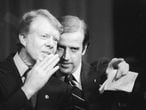 El senador por Delaware Joe Biden señala a un amigo entre la multitud de la Academia de Padua mientras conversa con el presidente estadounidense, Jimmy Carter, durante una recaudación de fondos en 1978. 