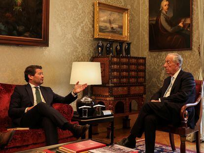 El presidente portugués, Marcelo Rebelo de Sousa, durante su encuentro con el líder de Chega, André Ventura, este lunes en el palacio de Belém, en Lisboa.