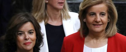 La vicepresidenta del Ejecutivo, Soraya Sáenz de Santamaría y la ministra de Empleo y Seguridad Social, Fátima Báñez, al inicio de la sesión de control al Gobierno.