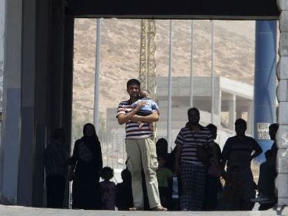 Refugiados sirios cruzan a Líbano el viernes.