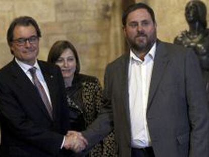 El presidente de la Generalitat, Artur Mas, y el lider de ERC, Oriol Junqueras, se estrechan la mano ante la presidenta de la Asamblea Nacional Catalana (ANC), Carme Forcadell, tras alcanzar un acuerdo sobre el adelanto electoral. 
