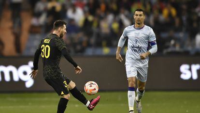 Messi en acción ante Cristiano, durante el amistoso celebrado en Riad.